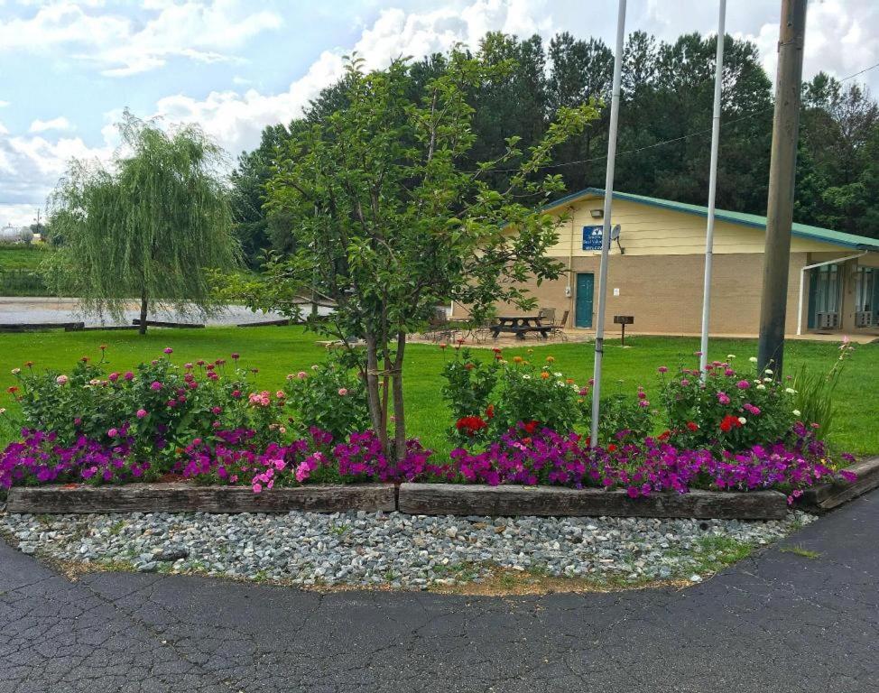 Americas Best Value Inn Heflin Exterior foto